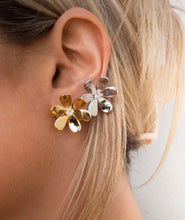 Load image into Gallery viewer, Luv AJ- Daisy Statement Stud

